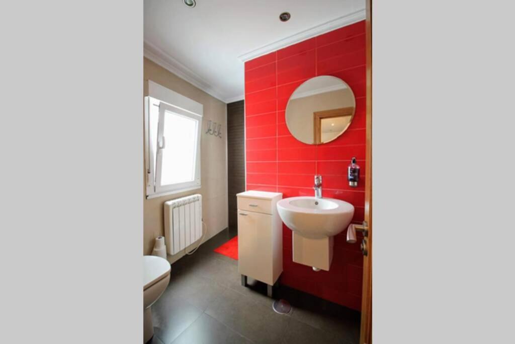 Apartamento Nuevo: 8 Minutos Ayuntamiento, 10 Catedral, Wifi