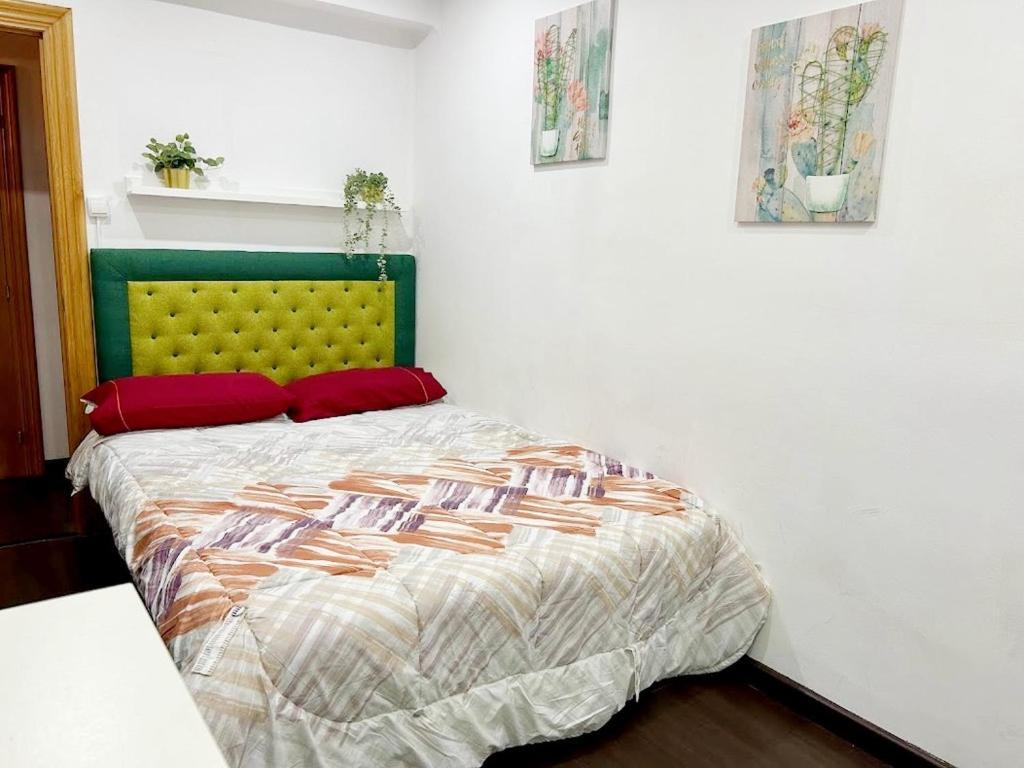 Apartamento Nuevo: 8 Minutos Ayuntamiento, 10 Catedral, Wifi